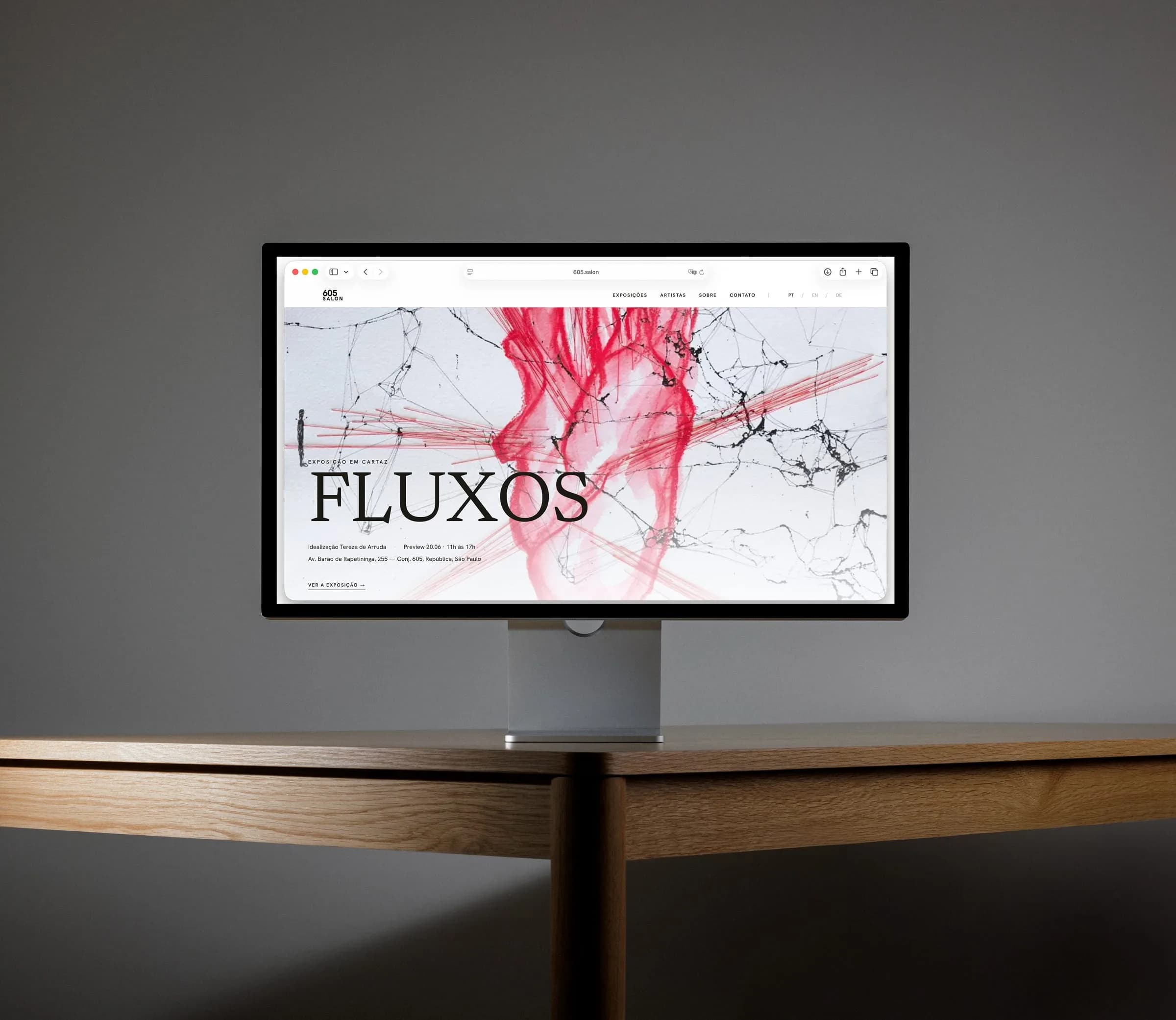 Site da galeria 605.salon exibido em um monitor, com a exposição Fluxos na tela.